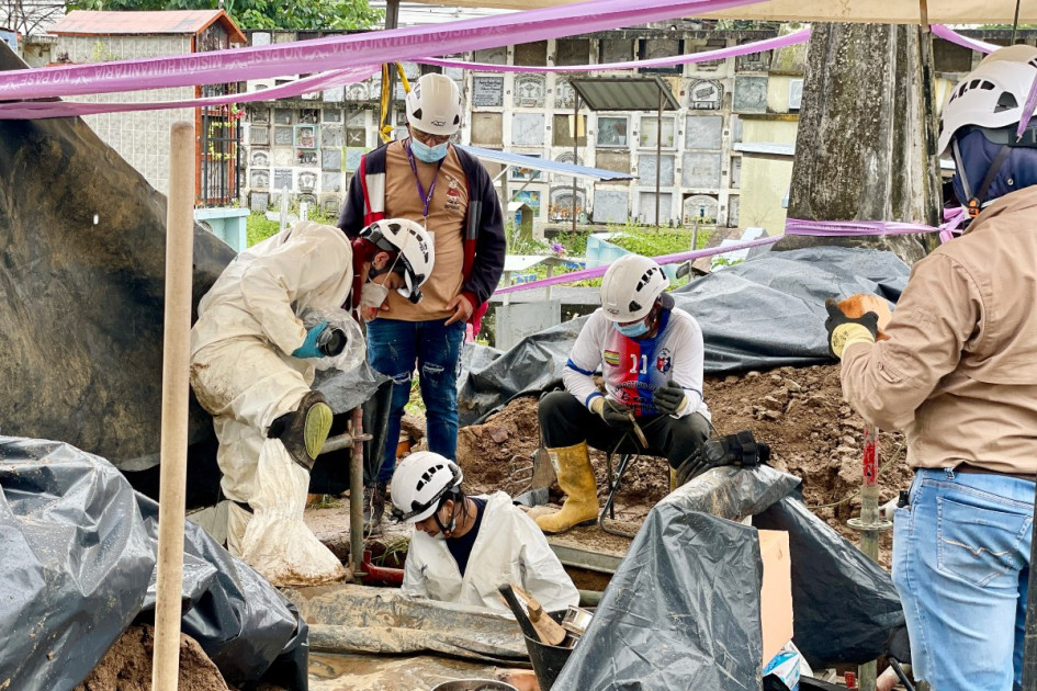 Un grupo de investigadores trabajando en la recuperación de un cuerpo en las tumbas del Cementerio Central de Neiva.