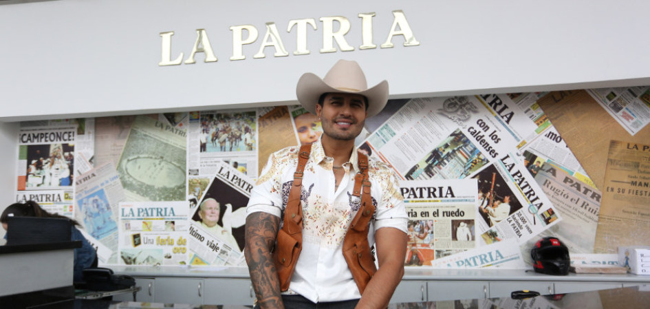 July Grajales, artista colombiano, durante su visita a las instalaciones de LA PATRIA. 