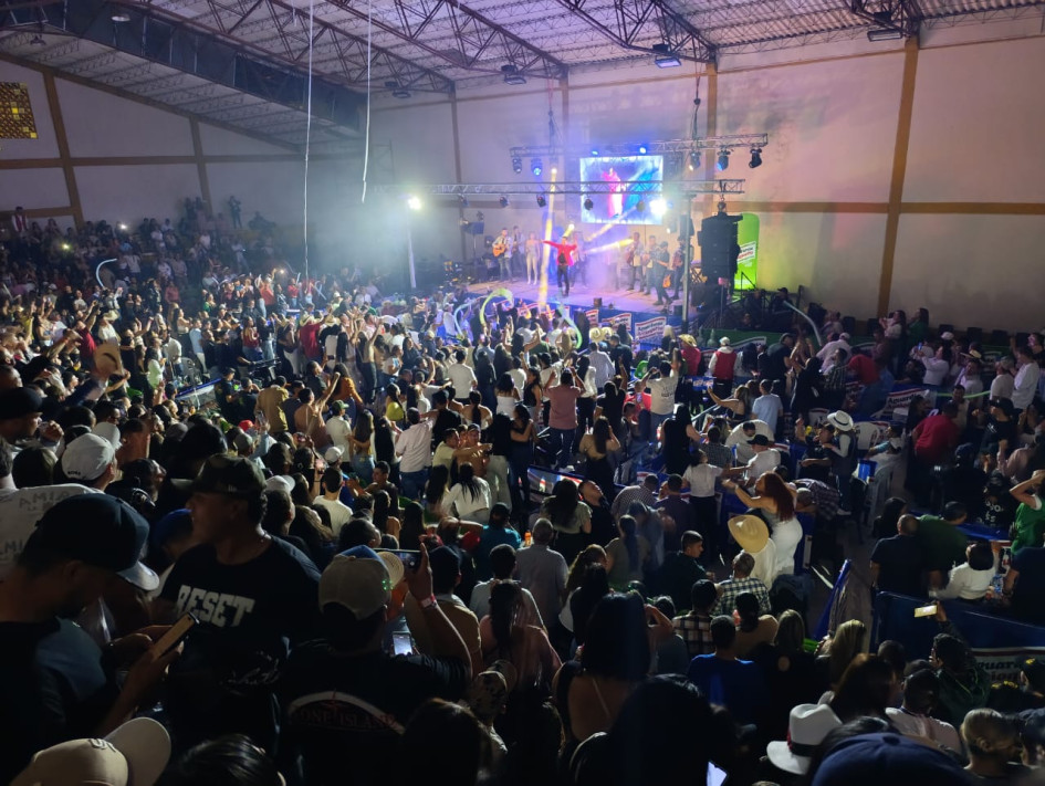 El Coliseo Cubierto Cambumbia se llenó en Aguadas para cantar con Jhonny Rivera. Foto | Jorge Hernán Ramírez