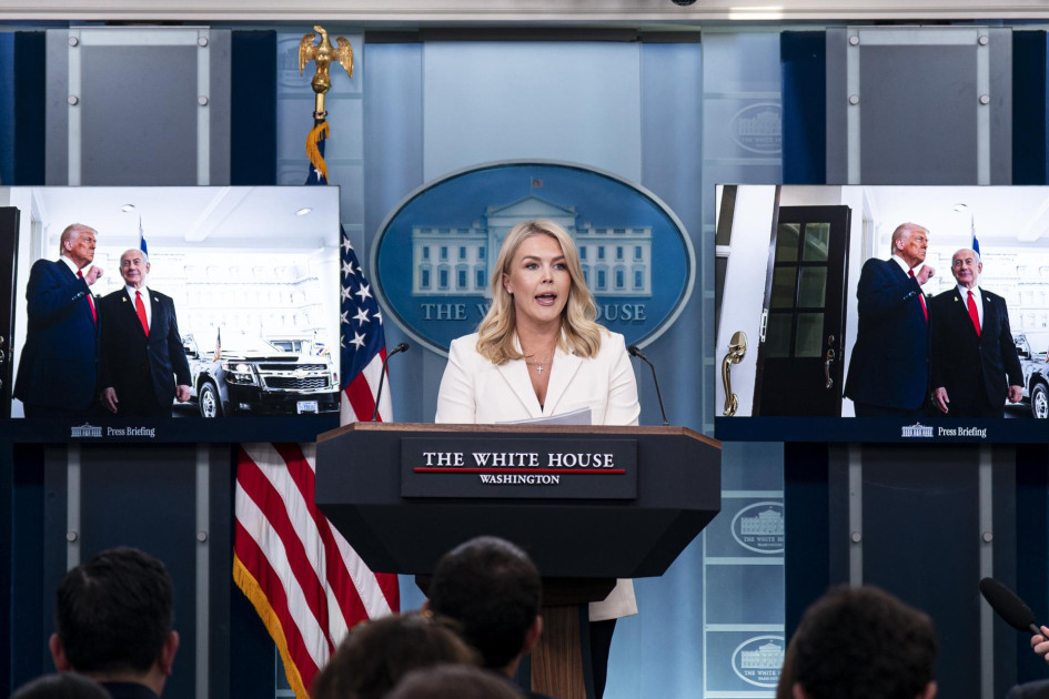 Karoline Leavitt, secretaria de prensa de la Casa Blanca, habla durante una conferencia de prensa en la Sala de Prensa James S. Brady de la Casa Blanca en Washington, DC, EE. UU.