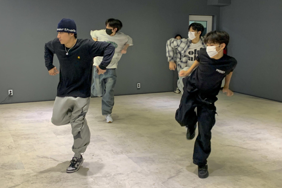 Unos aspirantes a ídolos del K-pop siguen los pasos de su instructor de baile (izq), en la academia de K-pop S2 Entertainment, en el distrito de Gangnam, en el sur de Seúl.
