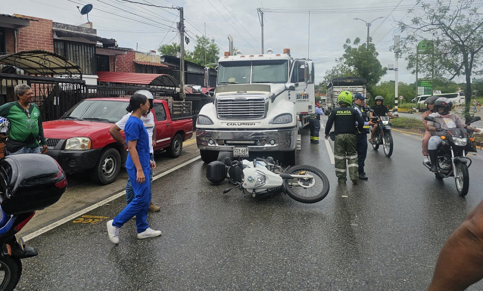 Según las autoridades de La Dorada y Puerto Salgar, los conductores de carga pesada incumplen la norma para transitar sobre el puente de Ferroatlántico.