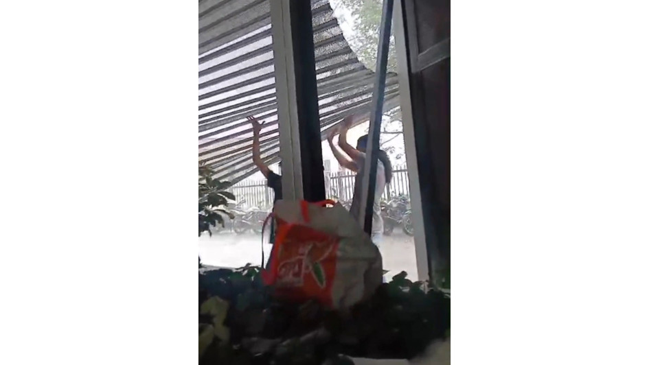 La Universidad de Caldas rechaza los disturbios registrados en su sede La Micaela. Afectaron carpas de carnetización y dañaron bienes públicos.