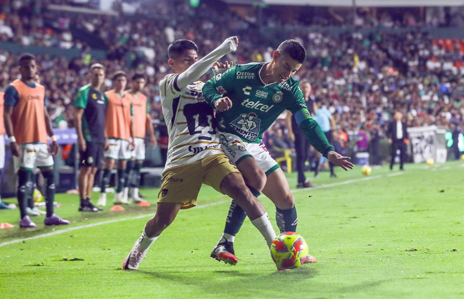 James Rodríguez (d) de León disputa el balón con Piero Quispe de Pumas este domingo, en un partido de la jornada 13 del torneo Clausura 2025 de la Liga MX entre León y Pumas, en el estadio León en Guanajuato (México).