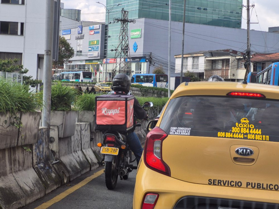Foto | Freddy Arango | LA PATRIA  Las motos utilizan la ciclobanda para adelantarse a los carros.