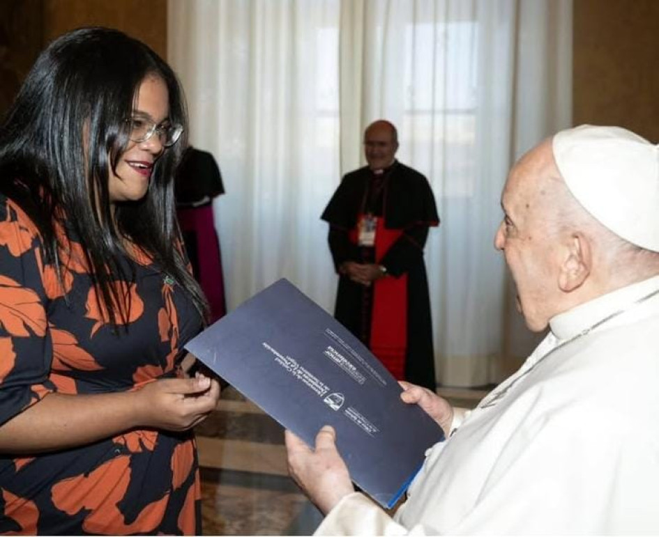 María de los Ángeles Casafus Carrillo, en su encuentro con el papa Francisco en el Vaticano.