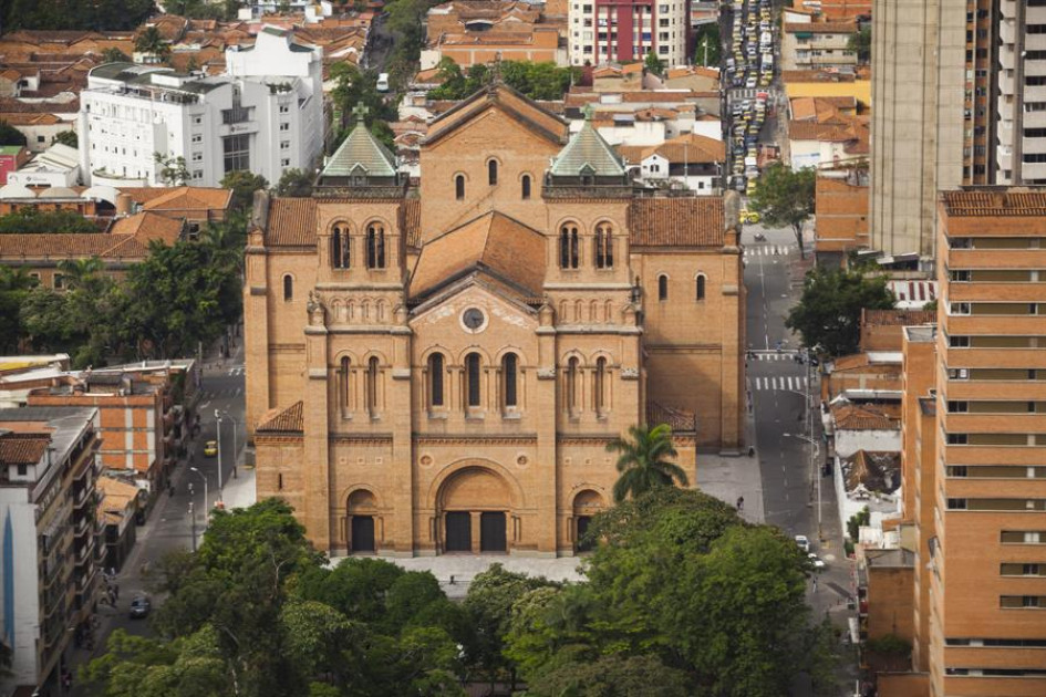 La Catedral Basílica Metropolitana de la Inmaculada Concepción de María es el epicentro del turismo religioso en Medellín.