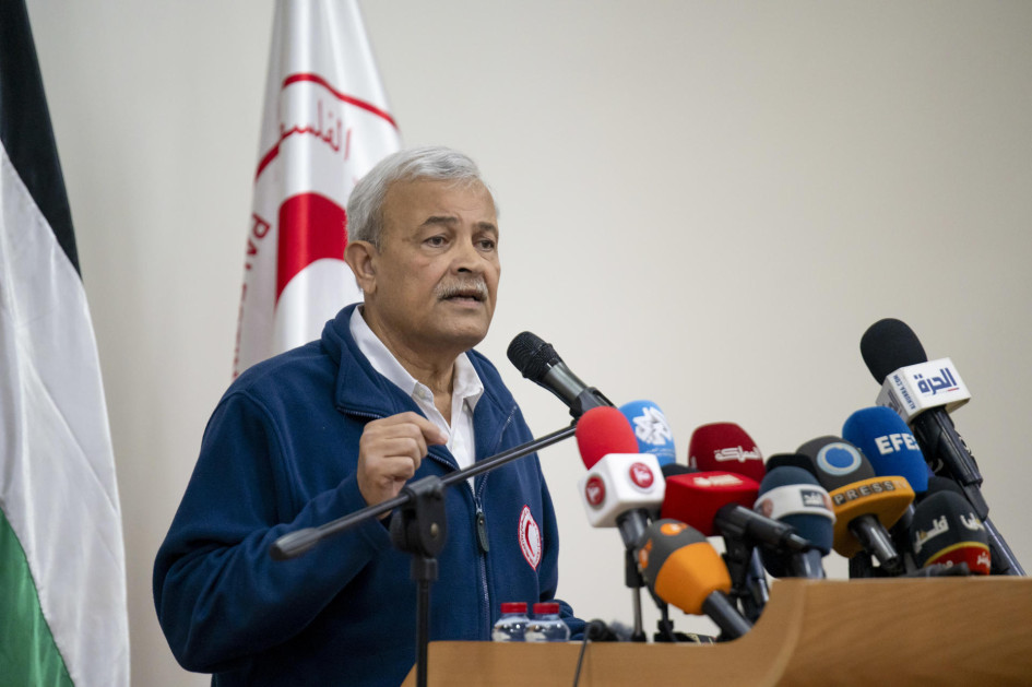 El presidente de la Media Luna Roja Palestina, Younis Al Khatib, durante una rueda de prensa en la sede principal de esa institución en Ramala, Cisjordania ocupada, en la que exigió al sistema de justicia internacional investigar el ataque de Israel contra trabajadores sanitarios que dejó quince paramédicos y rescatistas en Ráfah (sur de Gaza), tras sufrr en realidad tres ataques aislados de las fuerzas armadas.