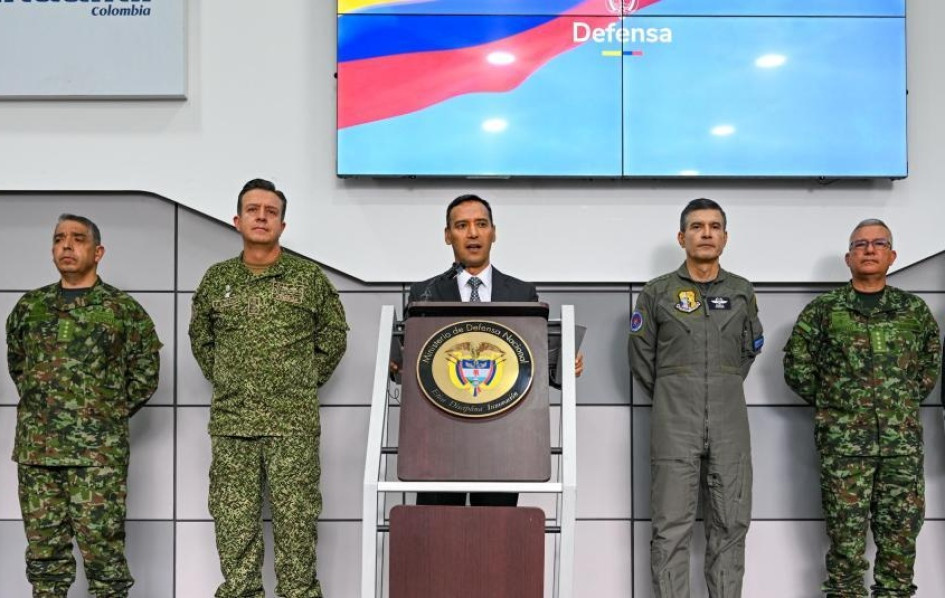 El ministro de Defensa, Pedro Sánchez (centro), hizo un balance de la seguridad nacional en Semana Santa.