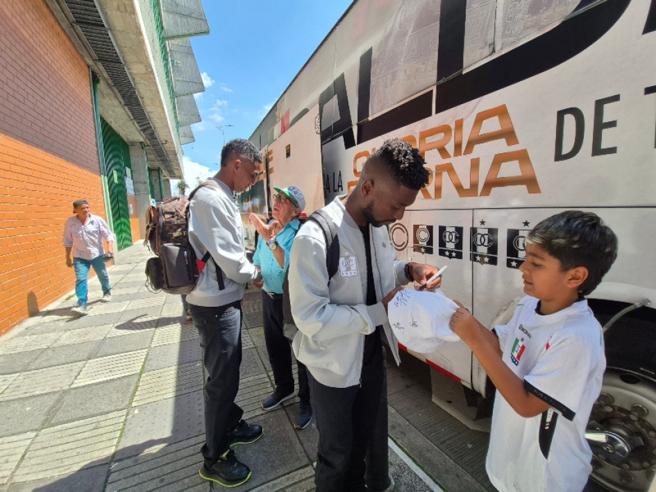 Juan David Cuesta y Alejandro García firman autógrafos en las afueras del estadio Palogrande antes de emprender el viaje hacia Viña del Mar (Chile), en donde jugarán mañana por la Sudamericana con Unión Española.