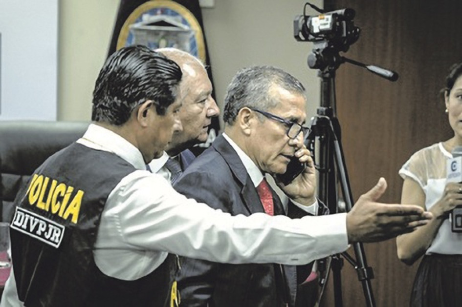 Foto | EFE | LA PATRIA El expresidente de Perú Ollanta Humala es retirado por integrantes de la Policía Nacional de Perú tras oír su sentencia ayer en Lima.