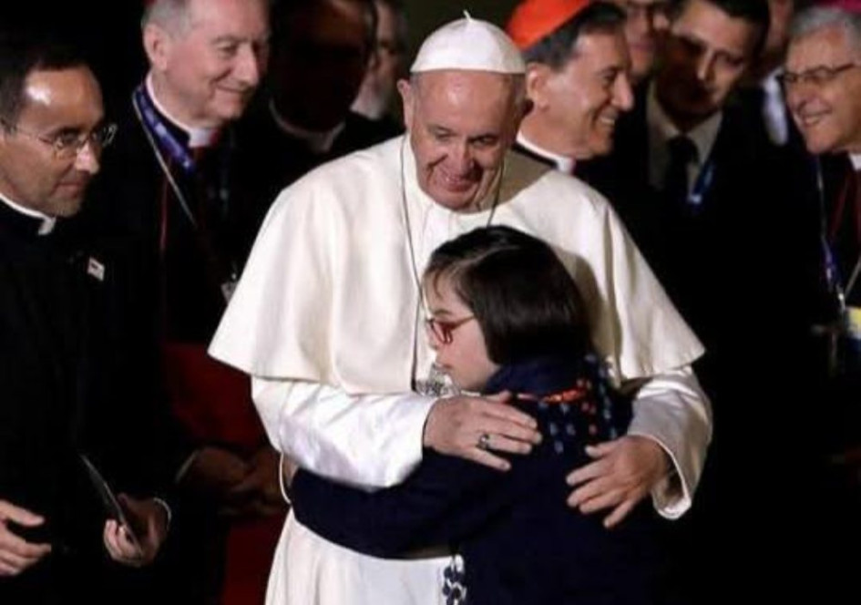 Isabel Zuluaga Trujillo abrazando al papa en la Nunciatura Apostólica en Bogotá el 10 de septiembre del 2017.