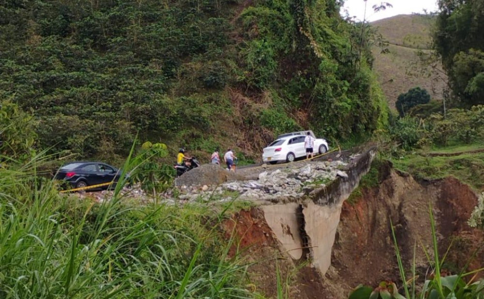 Foto | Cortesía | LA PATRIA  Esta vía es rellenado con material por Promueve Más cada que se hunde.