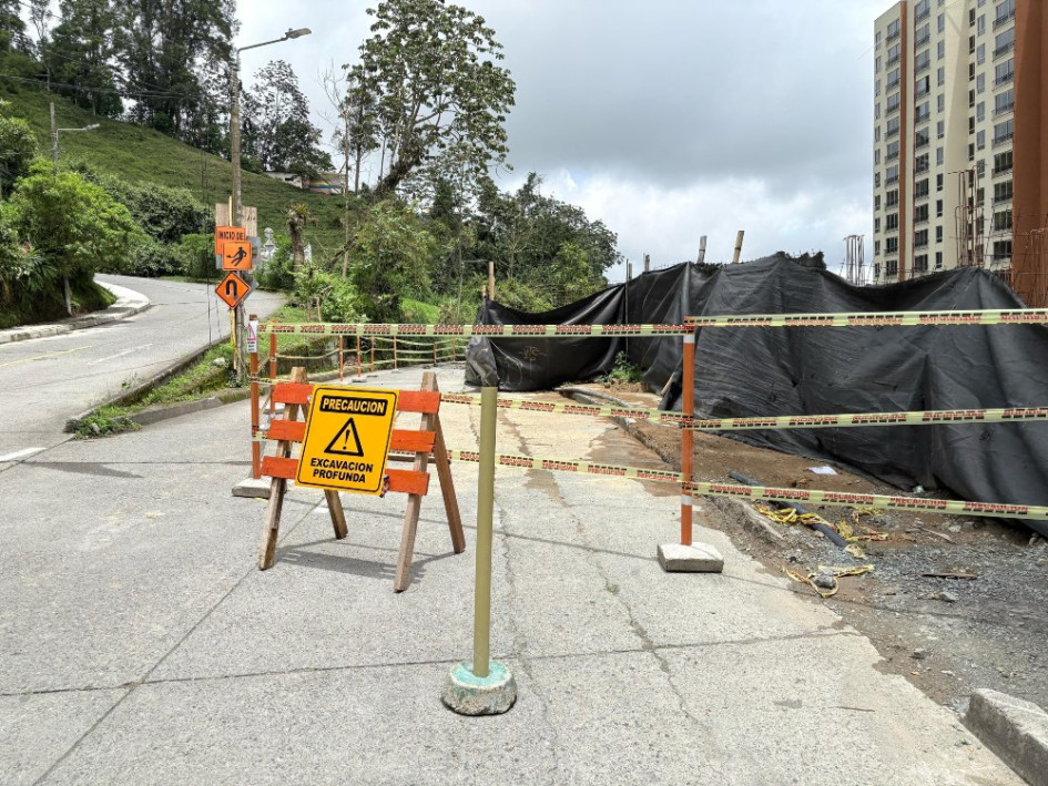 Foto | Luis Fernando Trejos | LA PATRIA  Esta es la construcción de Mirador de Alcázares por la que cerraron la vía que conecta al hospital Santa Sofía con el barrio Alcázares.