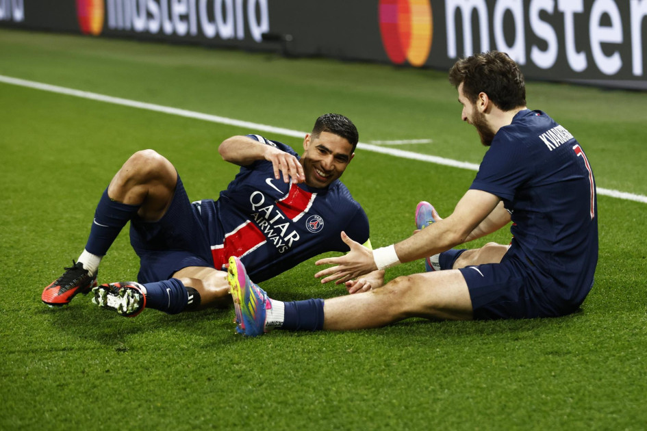 Khvicha Kvaratskhelia (der.) celebra con Achraf Hakimi tras marcar el gol del 2-1 del PSG contra el Aston Villa por la ida de los cuartos de final de la UEFA Champions League.