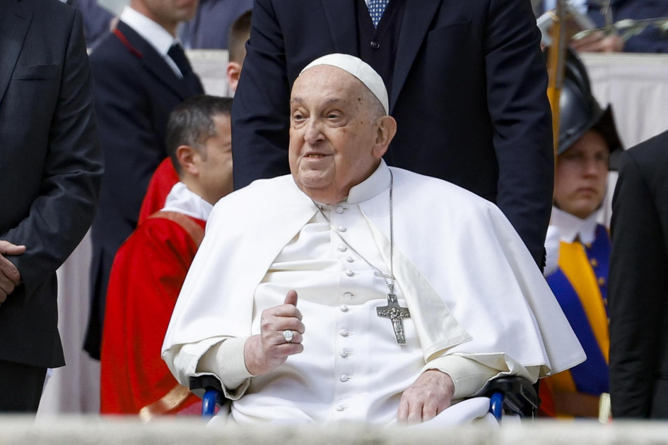 El papa Francisco saludó a los fieles tras el final de la misa del Domingo de Ramos en la Plaza de San Pedro, en el Vaticano.