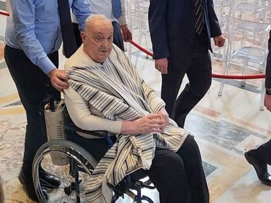 El papa Francisco apareció por sorpresa, vestido de civil y sentado en su silla de ruedas, en la Basílica de San Pedro.
