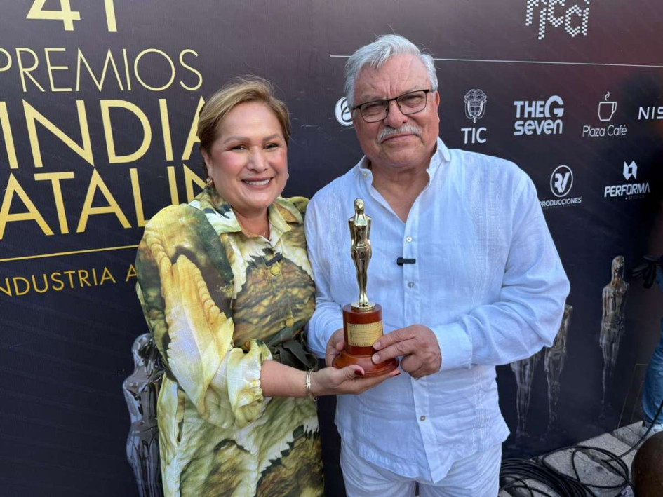 Amanda Jaimes, Gerente de Telecafé, y el galardonado, Carlos Julio Guzmán. 