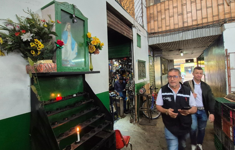 Entre oraciones y velas: así viven la fe los comerciantes de la Galería de Manizales