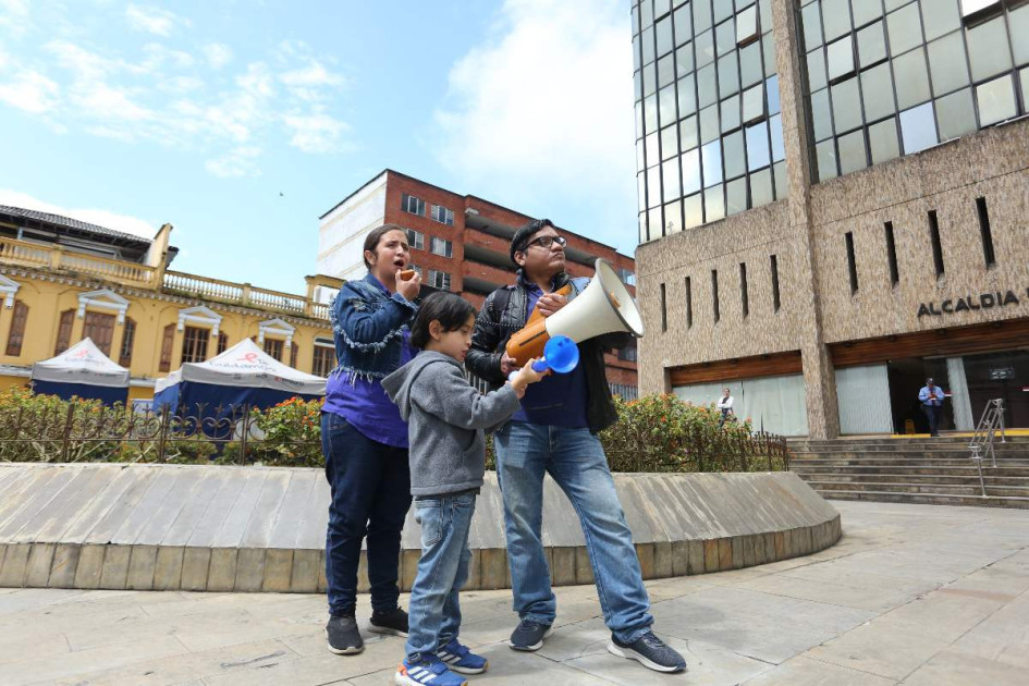 La familia Restrepo López durante el plantón en la Alcaldía de Manizales. 