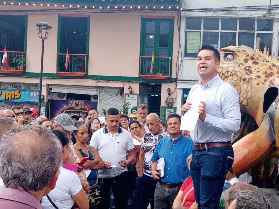 Los afectados por las alzas en el impuesto predial urbano de Chinchiná se citaron este lunes en una nueva manifestación en el Parque de Bolívar. Expresan su rechazo a los cobros y a los nuevos avalúos catastrales.