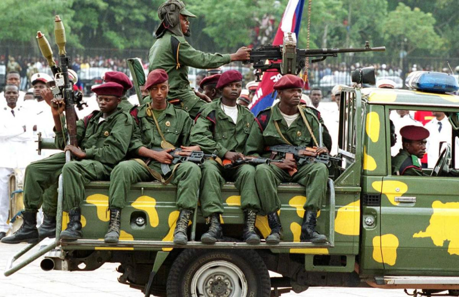 Una imagen de soldados del ejército de la República Democrática del Congo patrullando las calles de Kinshasa, República Democrática del Congo. 