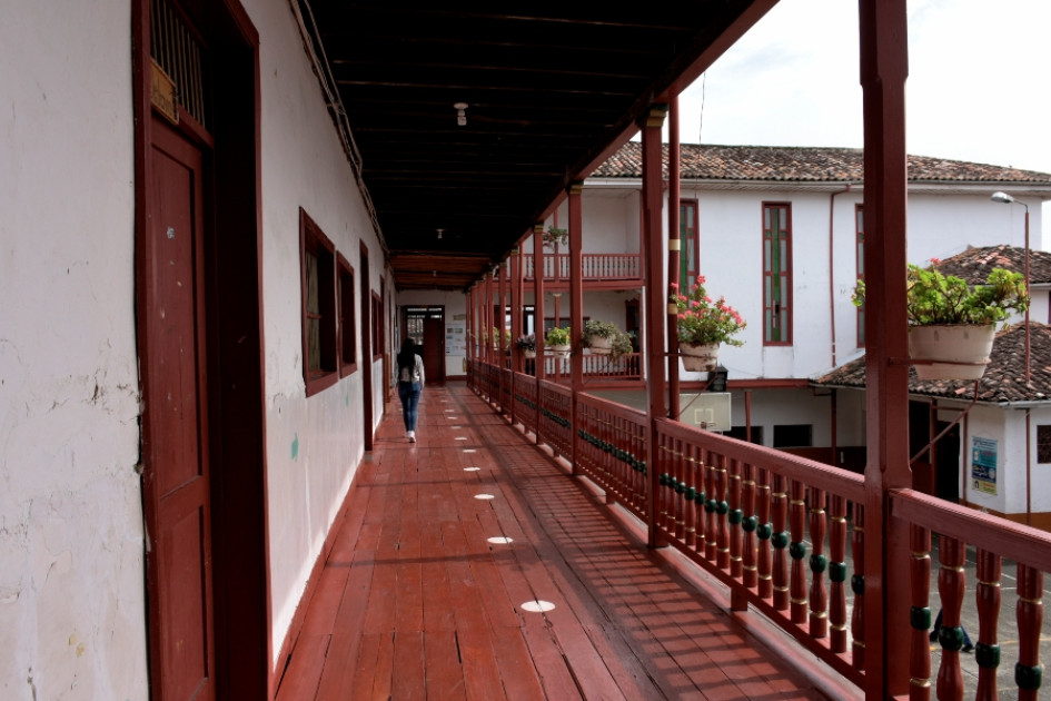 Interior de la Normal Escolástica de Salamina.