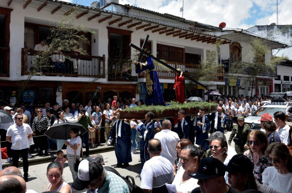 Viacrucis en Salamina por la carrera sexta este Viernes Santo.