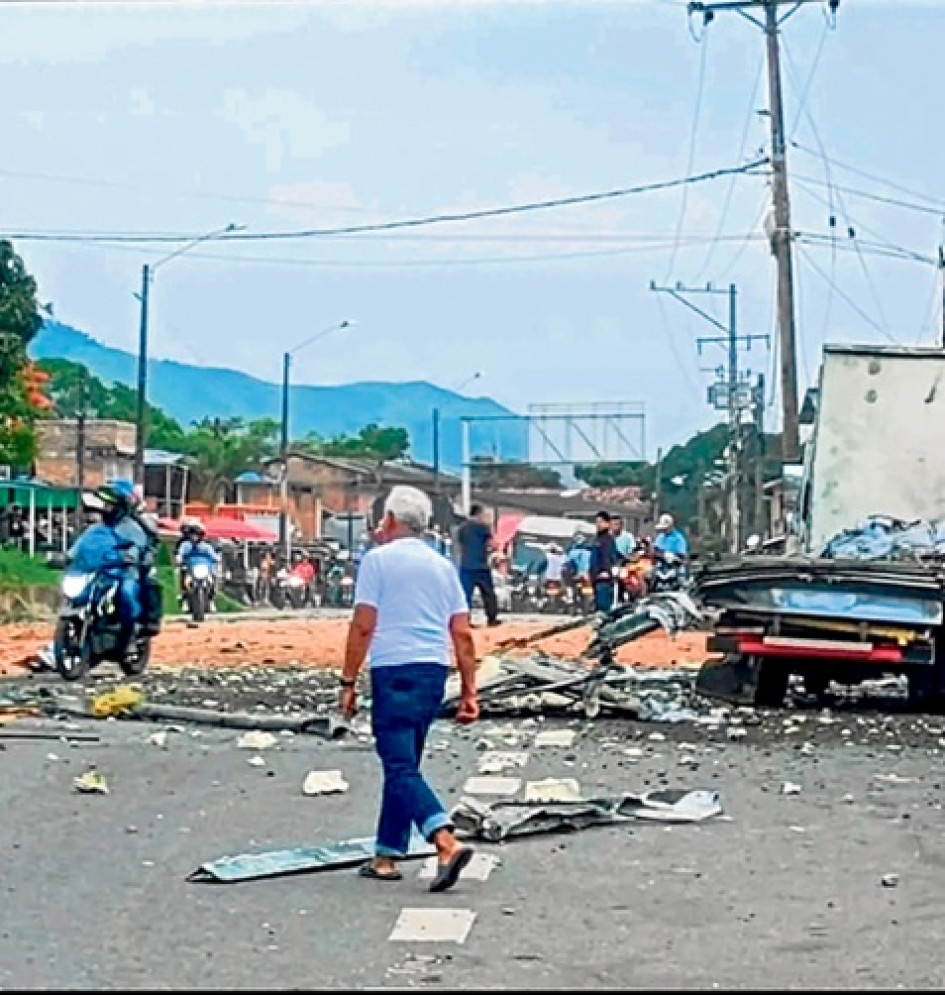 Foto 1 Tomada del Instagram NC noticias | LA PATRIA  Explosión de carro bomba al frente de estación de Policía en Santander de Quilichao.