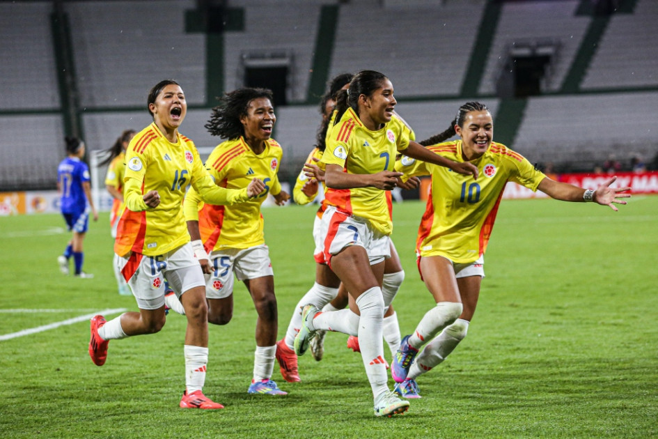 Ella Grace Martínez (10) y María Alejandra Baldovino (7), las autoras de los dos goles de Colombia en el debut ante Argentina en el Campeonato Sudamericano Sub-17 Femenino de Fútbol en el estadio Palogrande de Manizales.