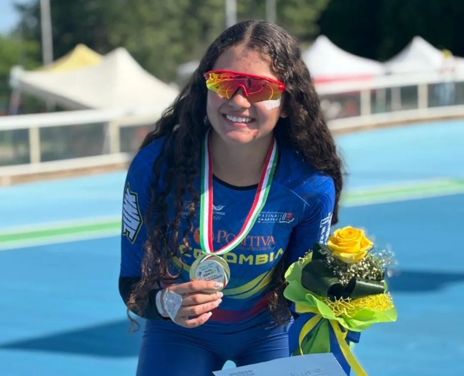 La manizaleña Silvana Gil Arango posa con su medalla luego de ganar los 5000 metros puntos en la Venice Land Roller Cup en Italia.