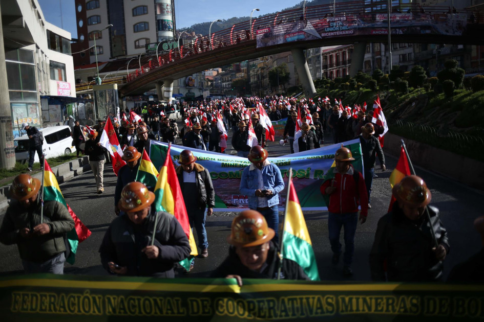 Fotografía del 23 de abril de 2025 de mineros participando en una protesta en La Paz (Bolivia). El sindicalismo latinoamericano enfrenta uno de sus mayores desafíos históricos ante Gobiernos de orientación liberal, reformas laborales restrictivas y el avance de la informalidad.