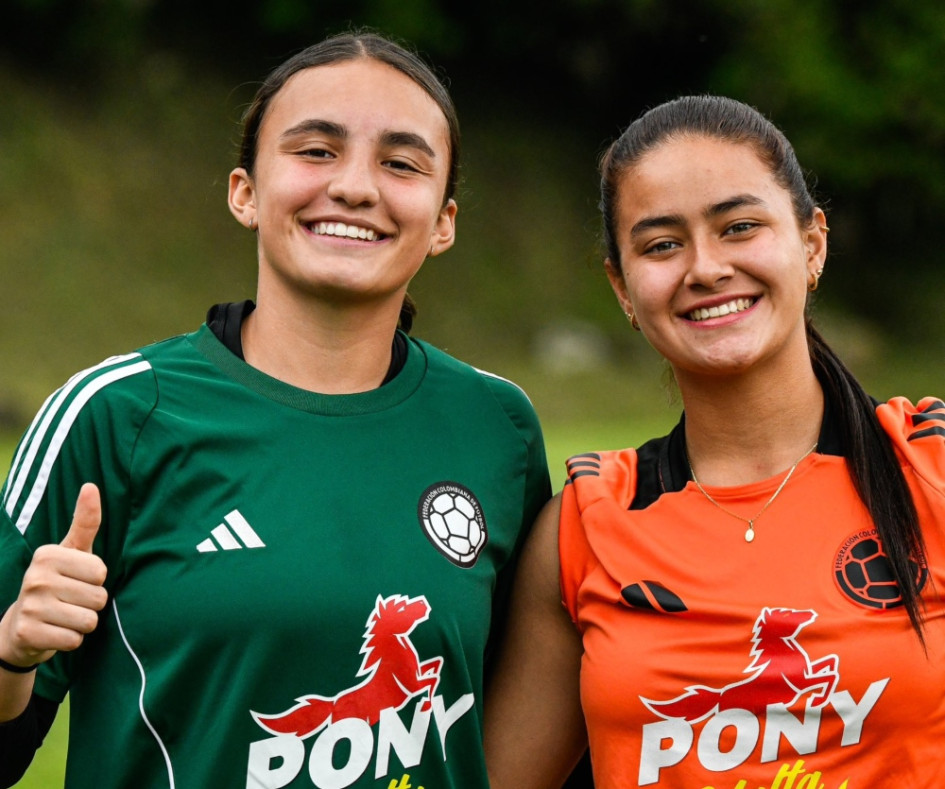 La manizaleña Sofía Prieto Restrepo, portera, y la volante cucuteña Andrea Valentina García Jaimes, jugadora del Once Caldas, dos de las integrantes de la Selección Colombia en el Campeonato Sudamericano Sub-17 Femenino de Fútbol que comienza este miércoles en Manizales.