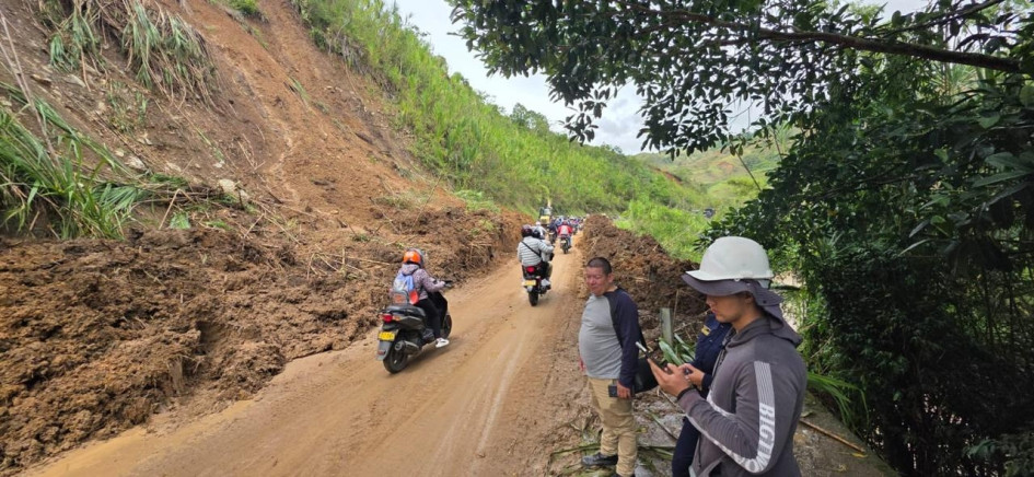 En el sector del puente Lázaro hubo un derrumbe que bloqueó la Troncal de Occidente entre Anserma y Viterbo.