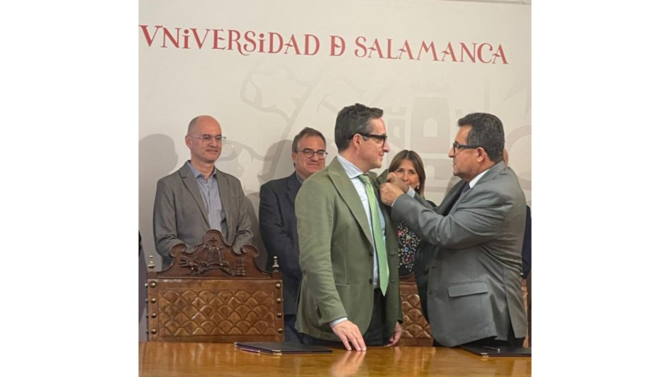 El rector de la Universidad de Salamanca, Juan Manuel Corchado, y el de la Universidad de Caldas, Fabio Arias, firmaron este martes 7 de abril del 2025 en España un convenio para crear una maestría y un doctorado en la Facultad de Inteligencia Artificial de la universidad caldense en Manizales.