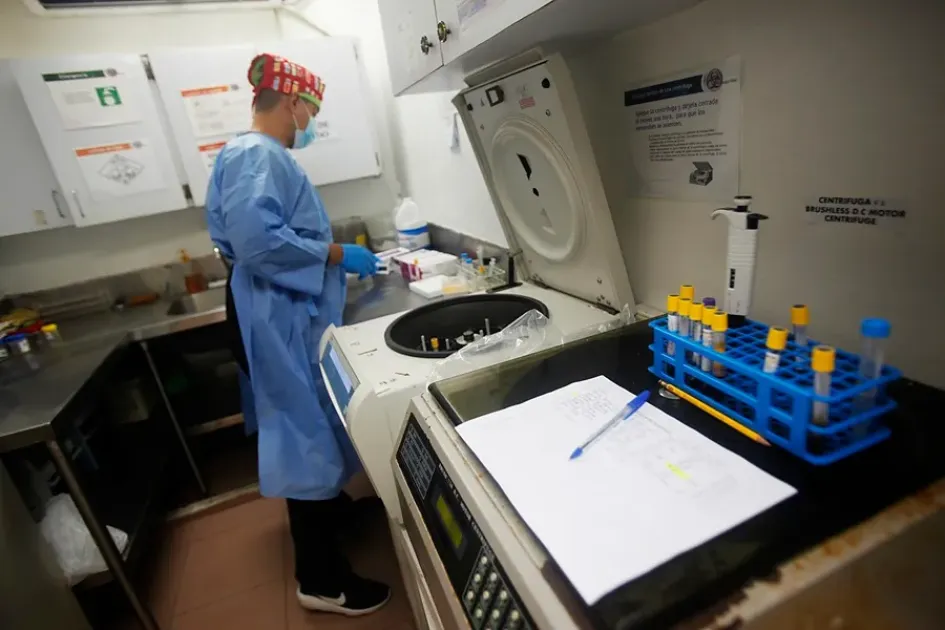 Un trabajador de la salud manipula muestras para un examen de VIH.