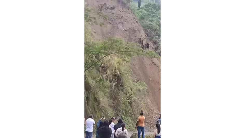 En el sector de La Unión, en la vía Aranzazu-Salamina, hay constante caída de rocas. La Gobernación de Caldas restringió el paso vehicular y peatonal.