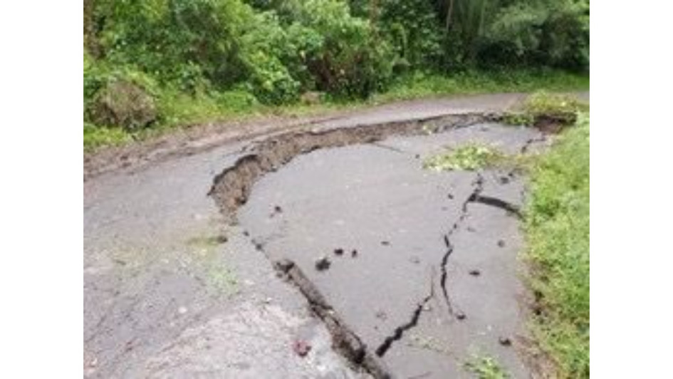 La vía La Merced - La Felisa, en el sector Mateguadua, perdió el 90% de la banca.