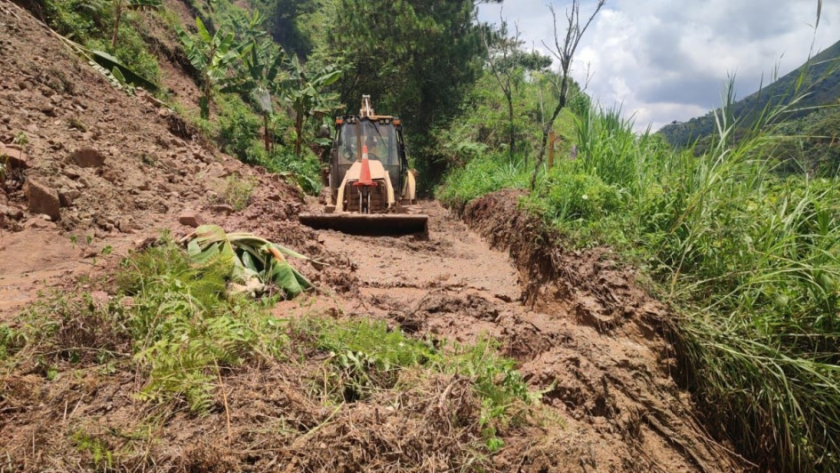 La vía Manizales-Neira tiene un tramo afectado por derrumbes en una zona rural, se mantiene el paso restringido. Hay 10 vías cerradas en Caldas este lunes. Prepare su viaje y evite contratiempos.