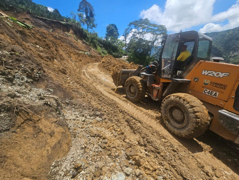 Al menos 9 rutas de Caldas han tenido que ser intervenidas este sábado por deslizamientos, pérdidas de banca o hundimientos a raíz de las lluvias. En la foto, la vía Varsovia-Filadelfia.