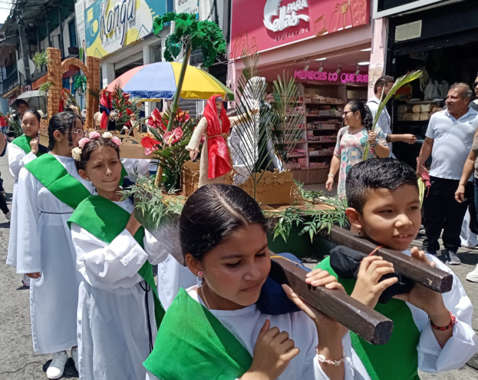 Niños de Villamaría cargaron las imágenes durante el Domingo de Ramos.