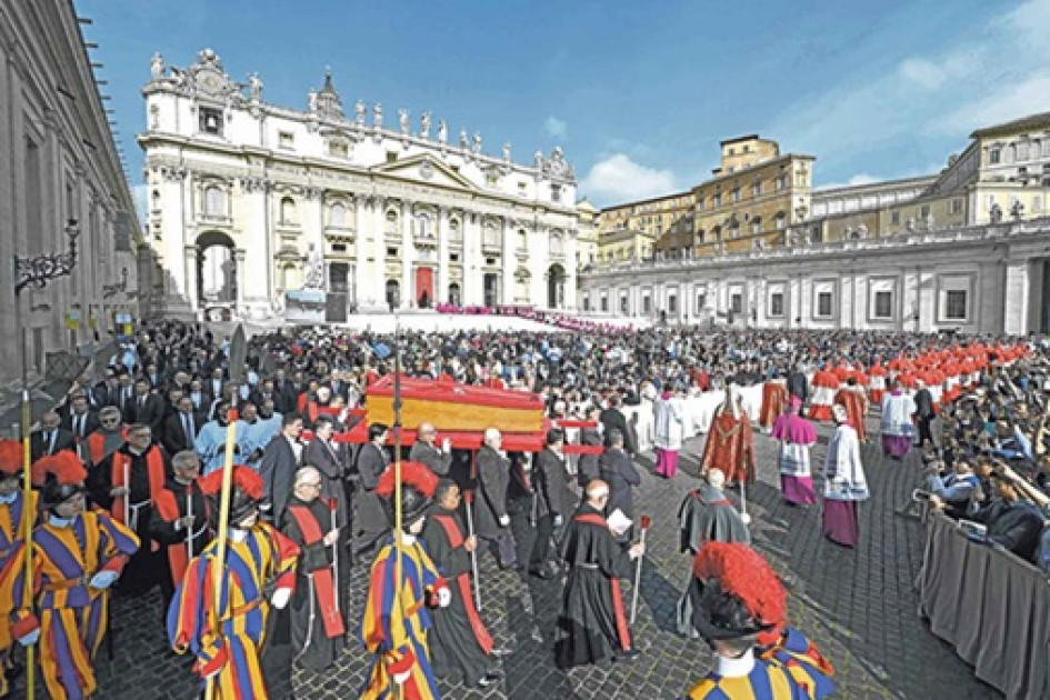 Ayer en la mañana fue la ceremonia del traslado a la Basílica de San Pedro del Vaticano. Miles de fieles lo esperaban para darle el último adiós. 