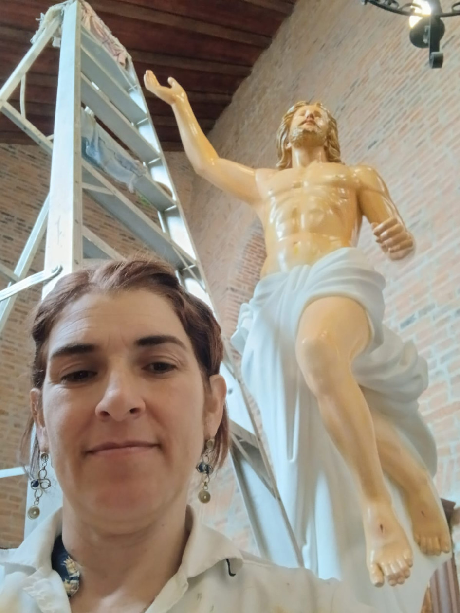 Un Cristo Resucitado de más de 100 años y la artista Elsa María Arias Garrido.