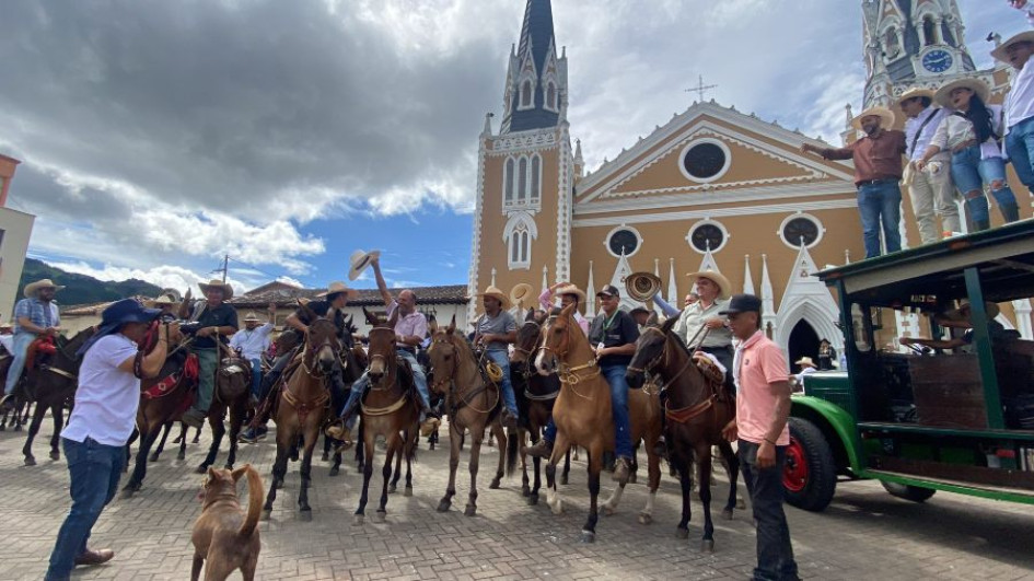 La Travesía dio comienzo el 23 de abril con un primer recorrido por las calles del municipio de Abejorral. 