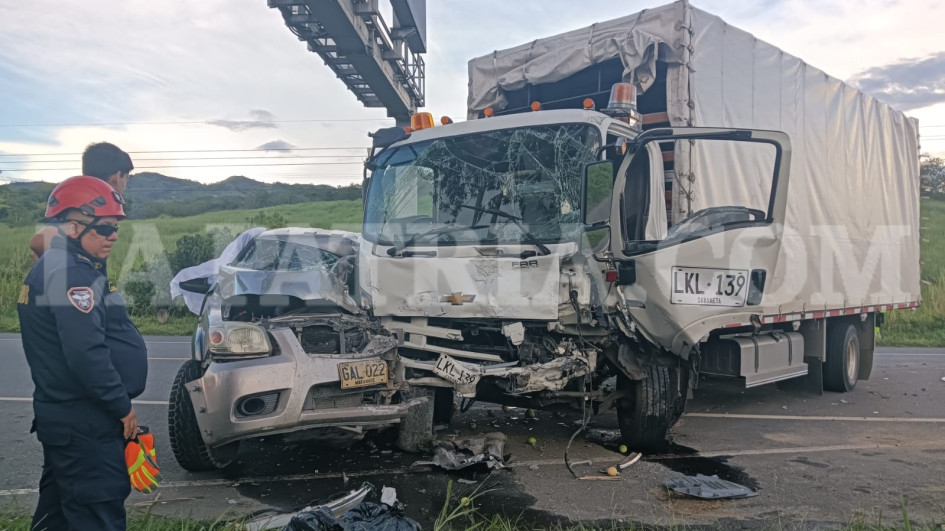 En la camioneta oficial del Ejército se movilizaban cuatro hombres, dos murieron y dos resultaron lesionados.