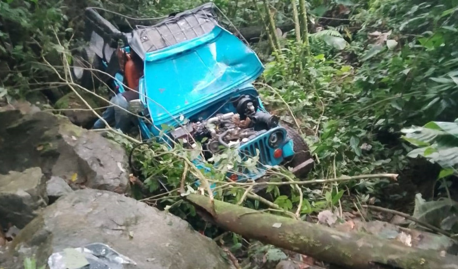 El vehículo rodó por una zona boscosa, y aunque sus ocupantes salieron por sus propios medios, debieron trasladarlos al centro médico.