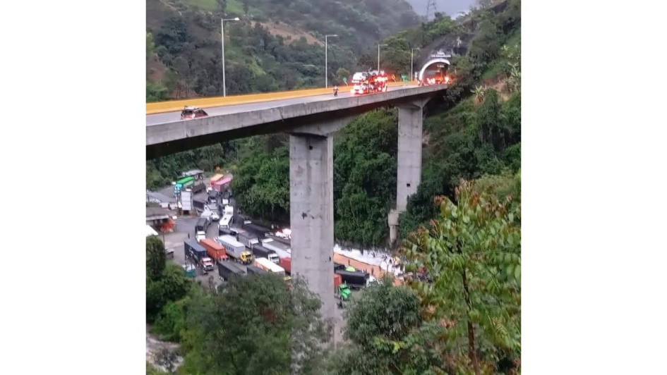 La tractomula se salió de la calzada en el kilómetro 35, sector del túnel Los Armadillos, rompiendo las barandas del viaducto y cayendo a la antigua vía que asciende al Alto de La Línea.