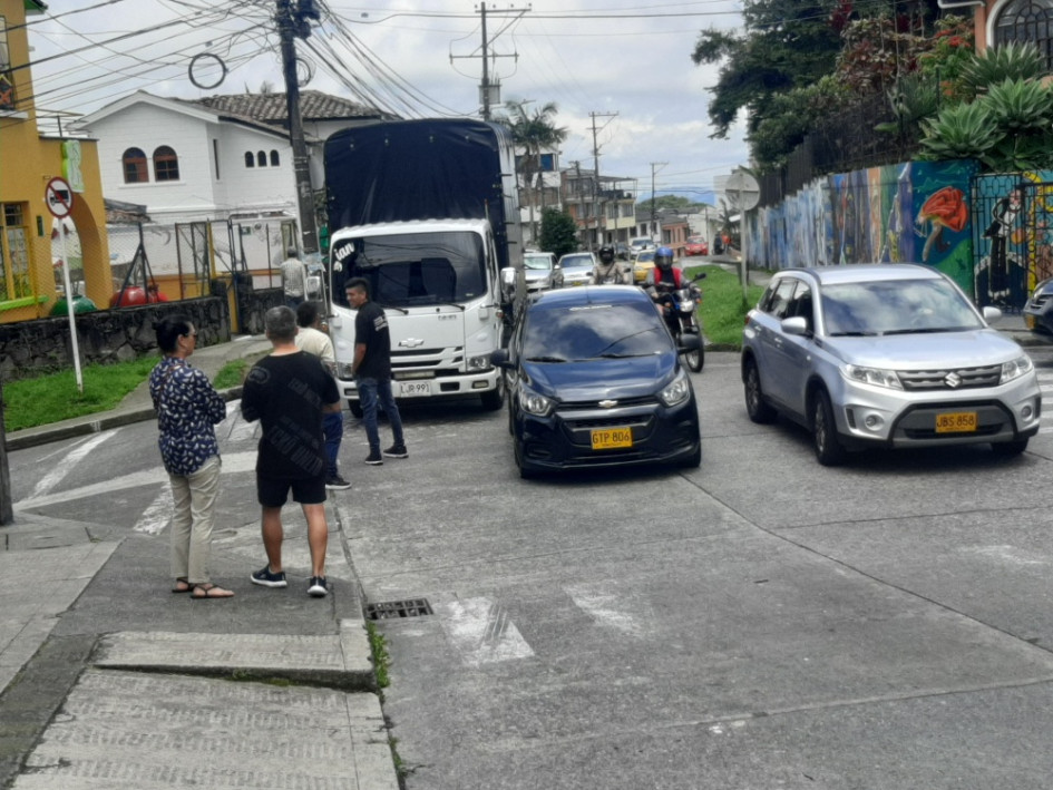 En la esquina de la Corporación Rafael Pombo, antes de la bajar la falda del San Luis, ocurrió el choque entre el furgón y el carro particular.