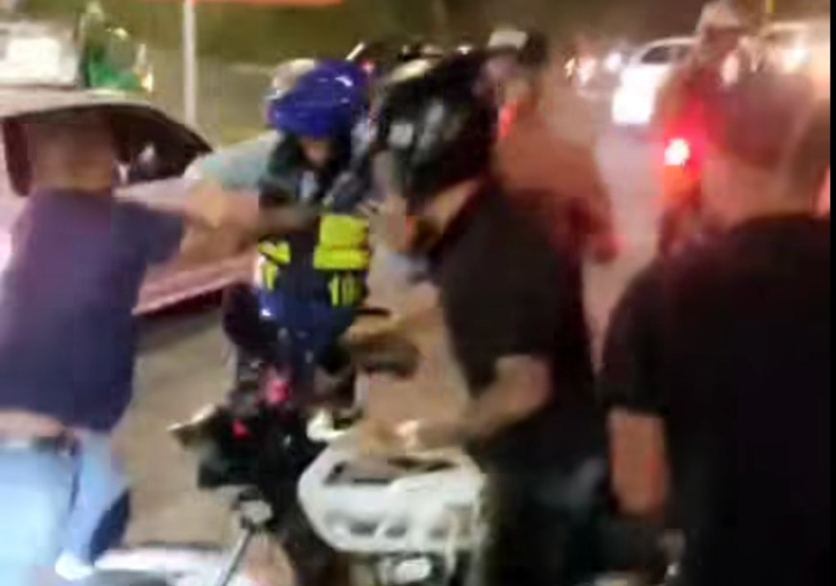 Fue necesario que hiciera presencia la policía, para disuadir a las personas que estaban en el lugar. 