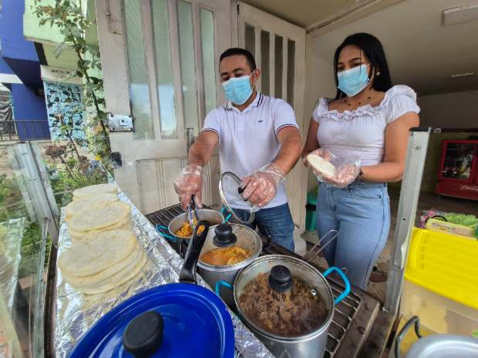 Fotos I Freddy Arango / Q'HUBO  Miguel Arteaga y su esposa, Alba Zúñiga, llegaron a Manizales procedentes de Venezuela. Ahora emprende con su negocio de arepas rellenas en el barrio Chipre, de Manizales.